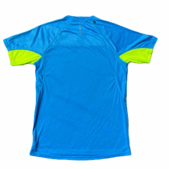⭐️ Under Armour Short Sleeve Running Shirt | Size Medium | ColdBlack HeatGear - Picture 2 of 9